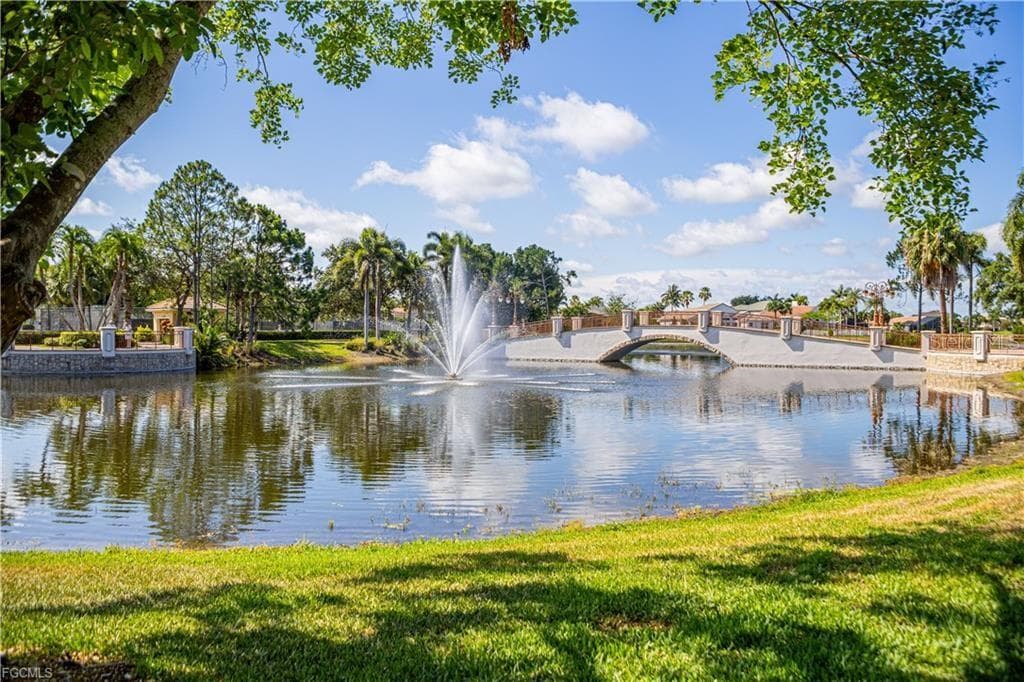 Saturnia Lakes Entrance Fountain - 1574 WINDAMERE LN, NAPLES