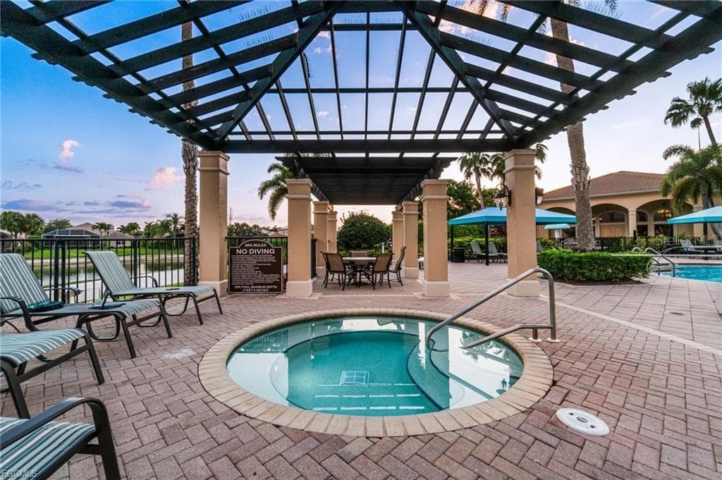 Community Hot Tub - 1574 WINDAMERE LN, NAPLES