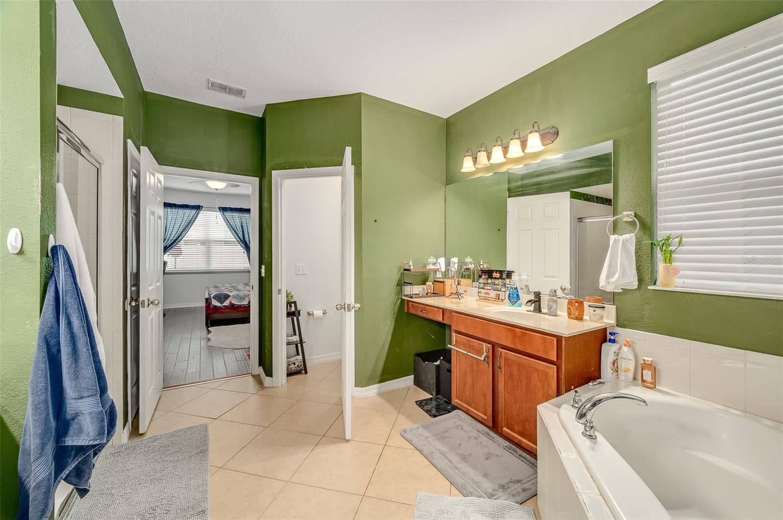 Dual sinks, garden tub - 2711 CYPRESS TREE TRL, ST CLOUD