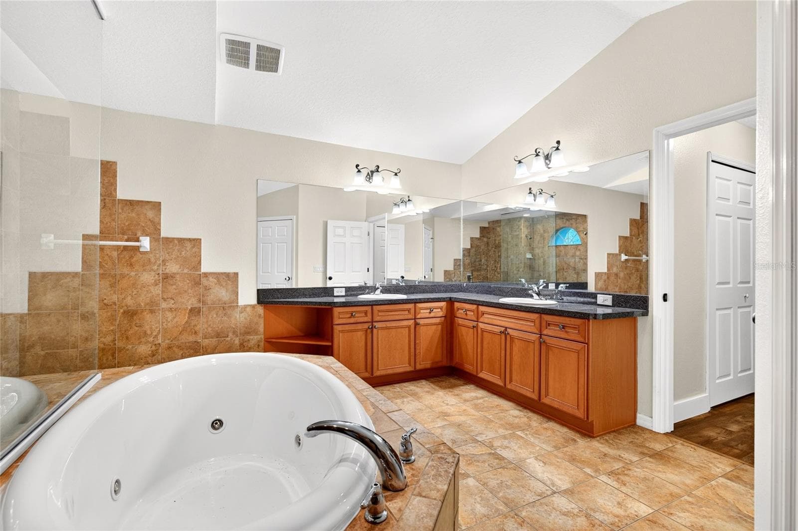 Master Tub - 14144 NW 141ST AVE, WILLISTON