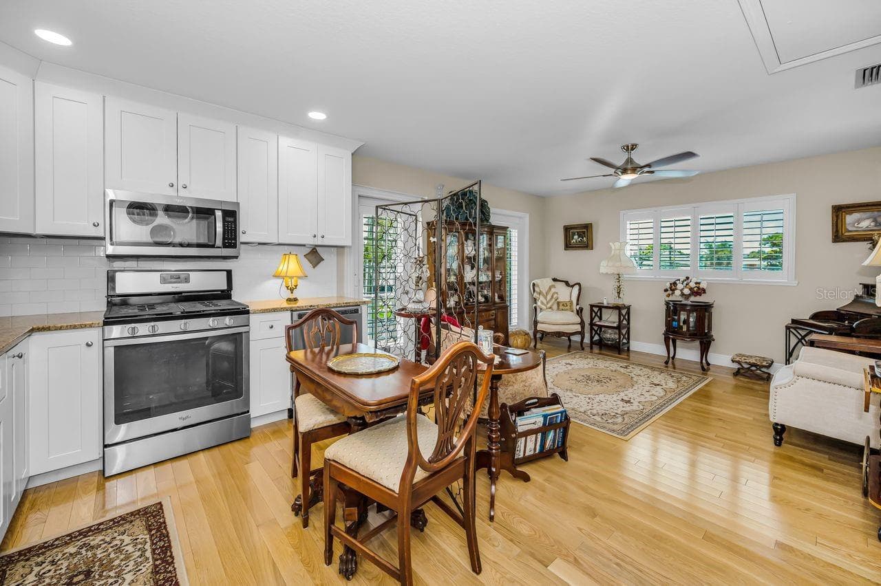 Eat-in kitchen with all modern appliances. - 732 NE OAK ST, ST PETERSBURG