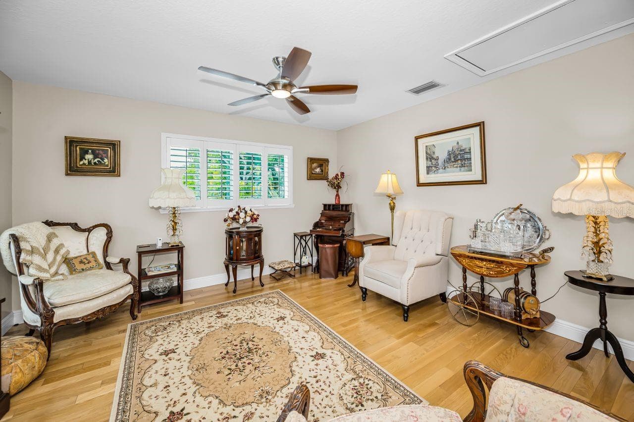 Could be your executive office, guest house, in-law studio, or rental. The choices are your. - 732 NE OAK ST, ST PETERSBURG