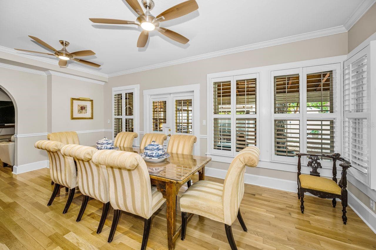 Dining room surrounded by windows creates a sunroom effect. - 732 NE OAK ST, ST PETERSBURG