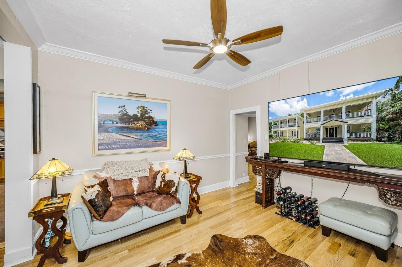 TV family room. - 732 NE OAK ST, ST PETERSBURG