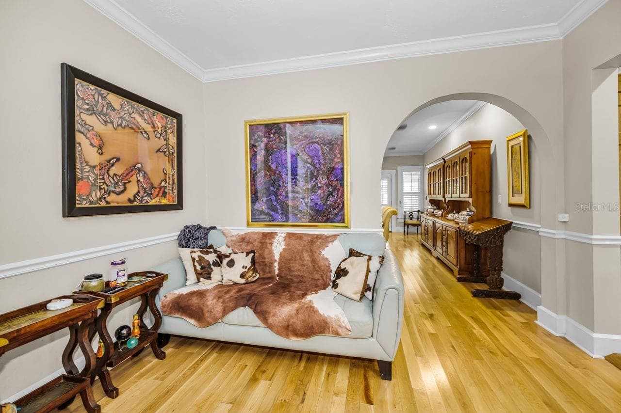 TV room for the family. - 732 NE OAK ST, ST PETERSBURG