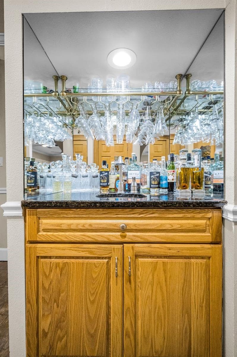 Separate wet bar directly off the kitchen. - 732 NE OAK ST, ST PETERSBURG