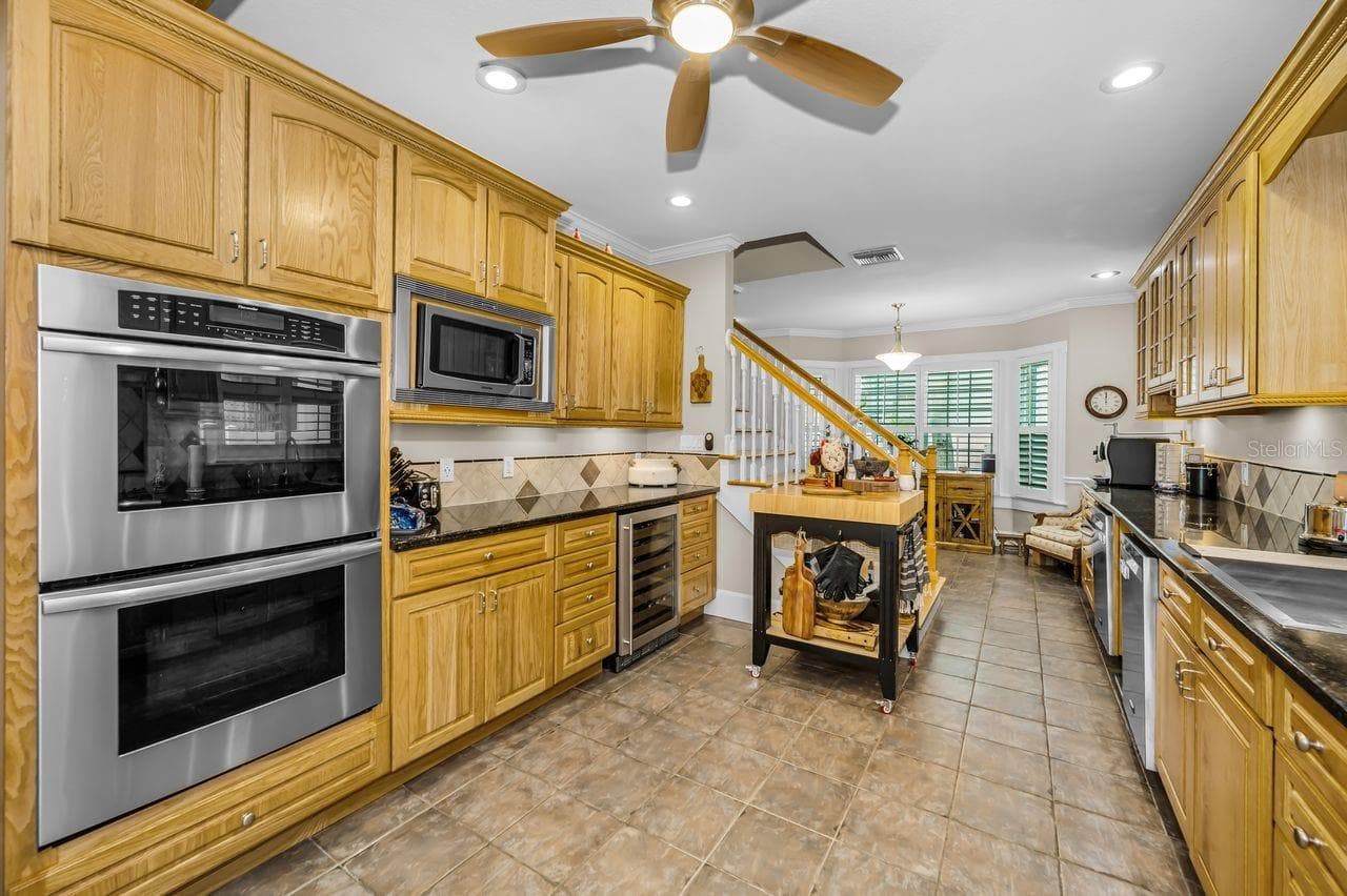 Thermador ovens. - 732 NE OAK ST, ST PETERSBURG