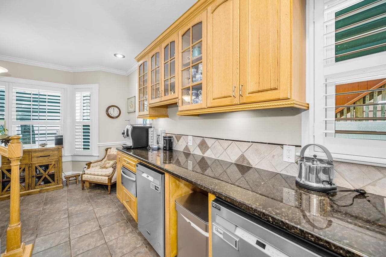 2 dish washers for the entertainer in you. - 732 NE OAK ST, ST PETERSBURG