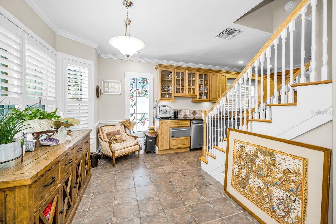Breakfast-nook with bay windows. - 732 NE OAK ST, ST PETERSBURG