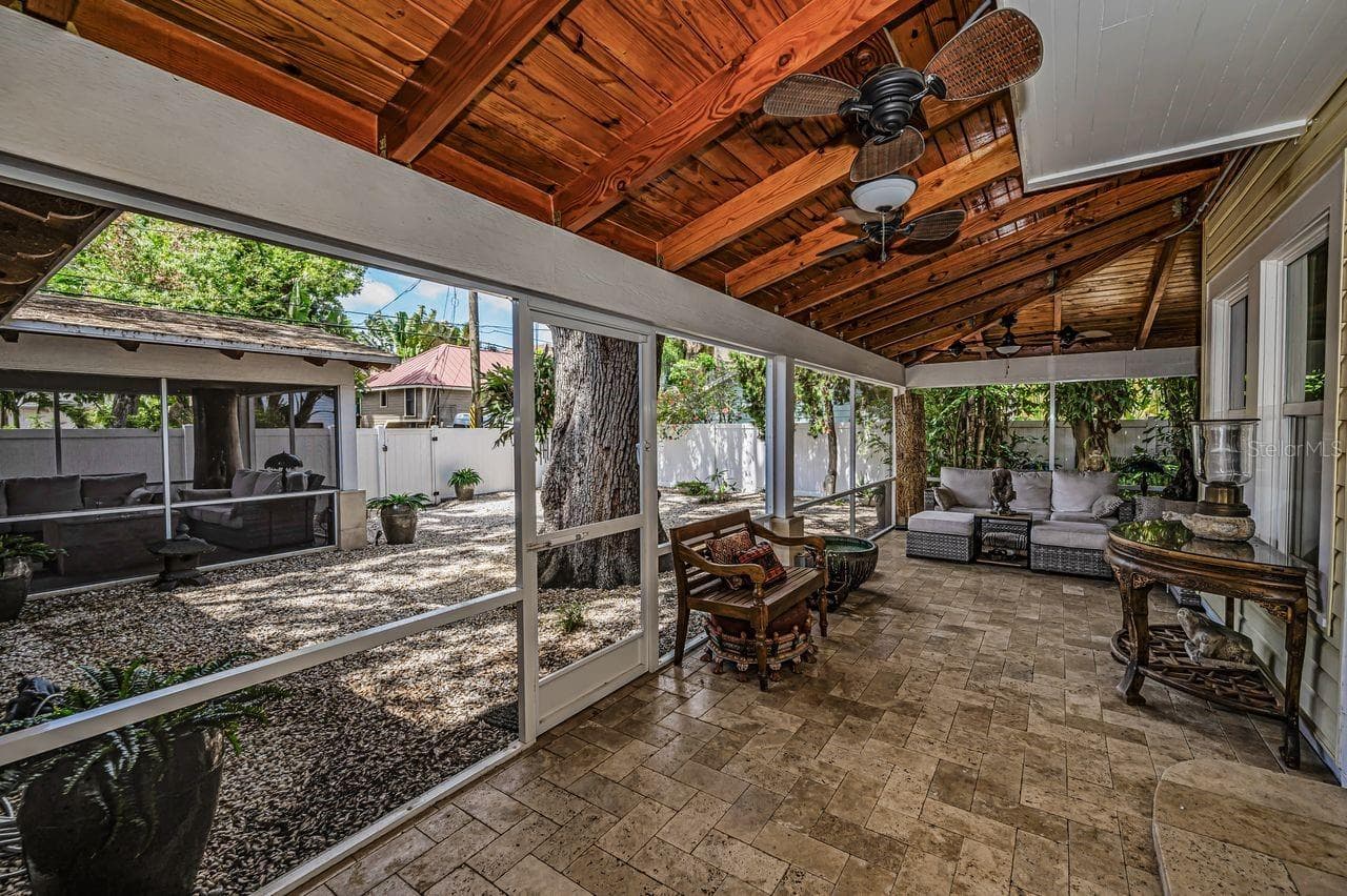 Your oasis to relax and unwind. - 732 NE OAK ST, ST PETERSBURG