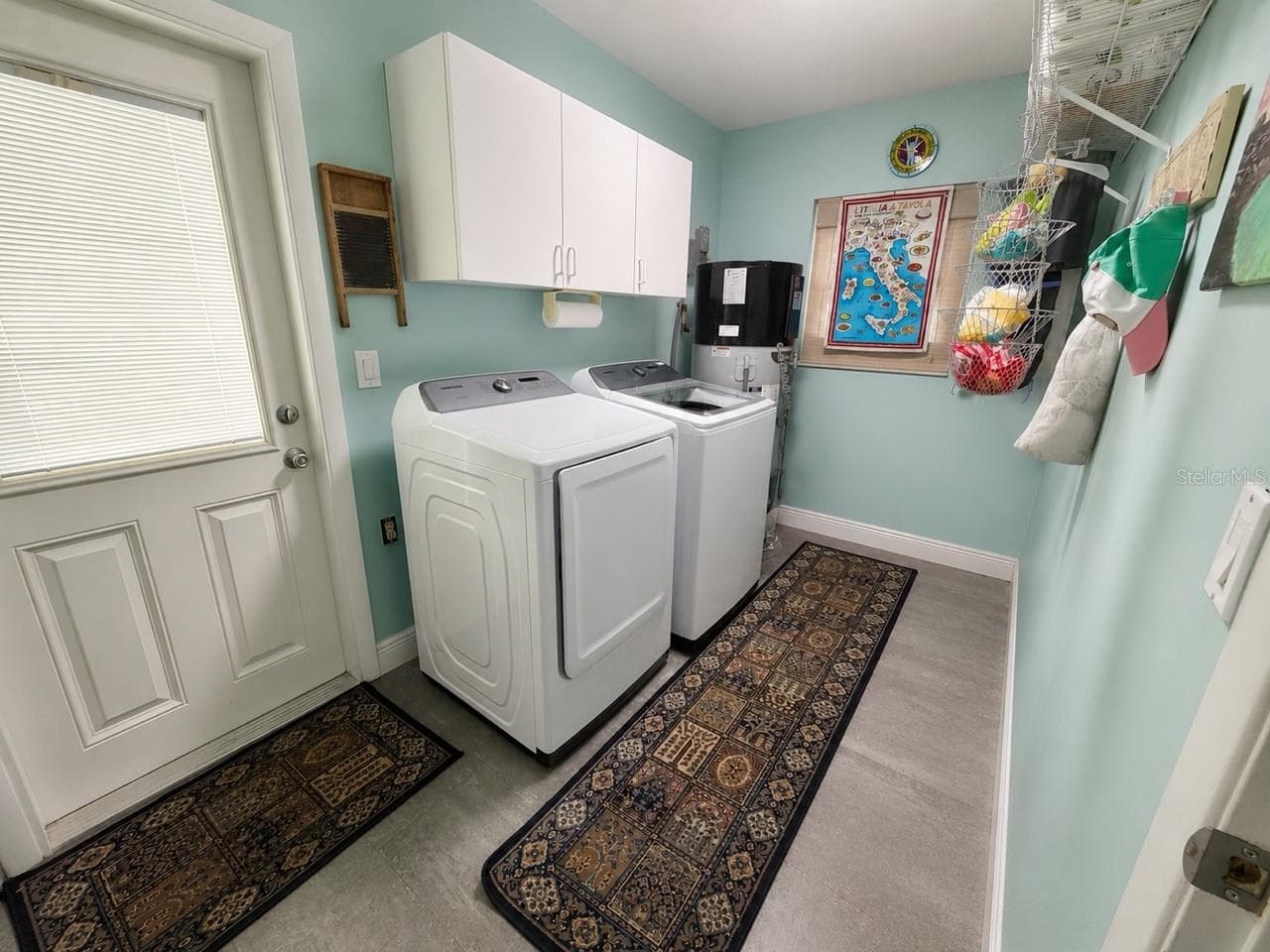 The laundry room is spacious and verstile - 15705 CASHMERE LN, TAMPA