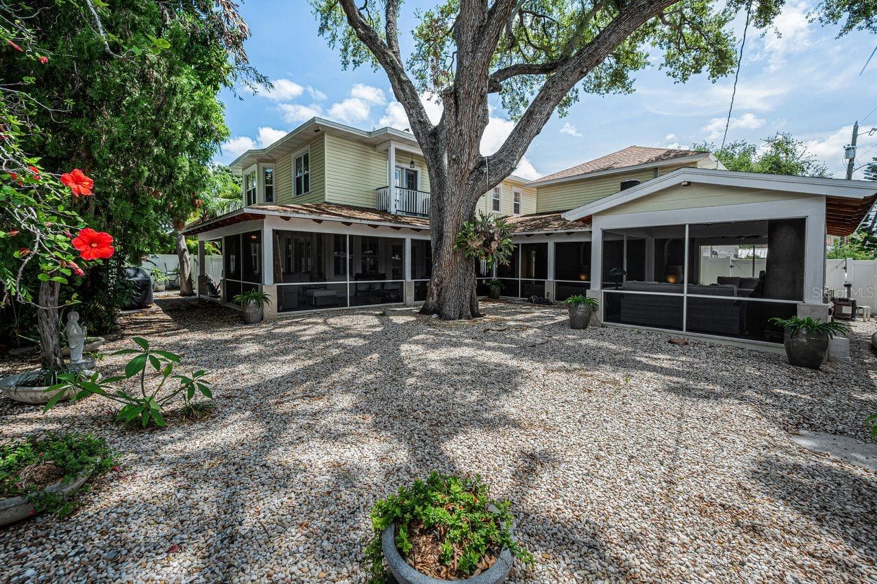 This property is a lot and a half. Pleanty of room for the kids to play with your furry family members. - 732 NE OAK ST, ST PETERSBURG