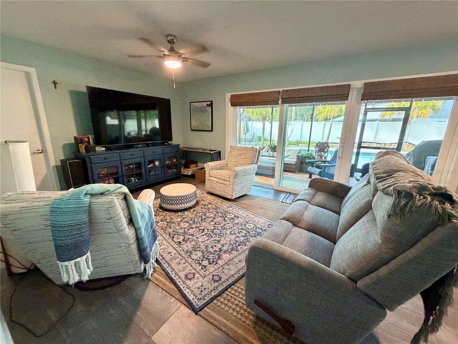 Versatile family room overlooking the patio and pool - 15705 CASHMERE LN, TAMPA