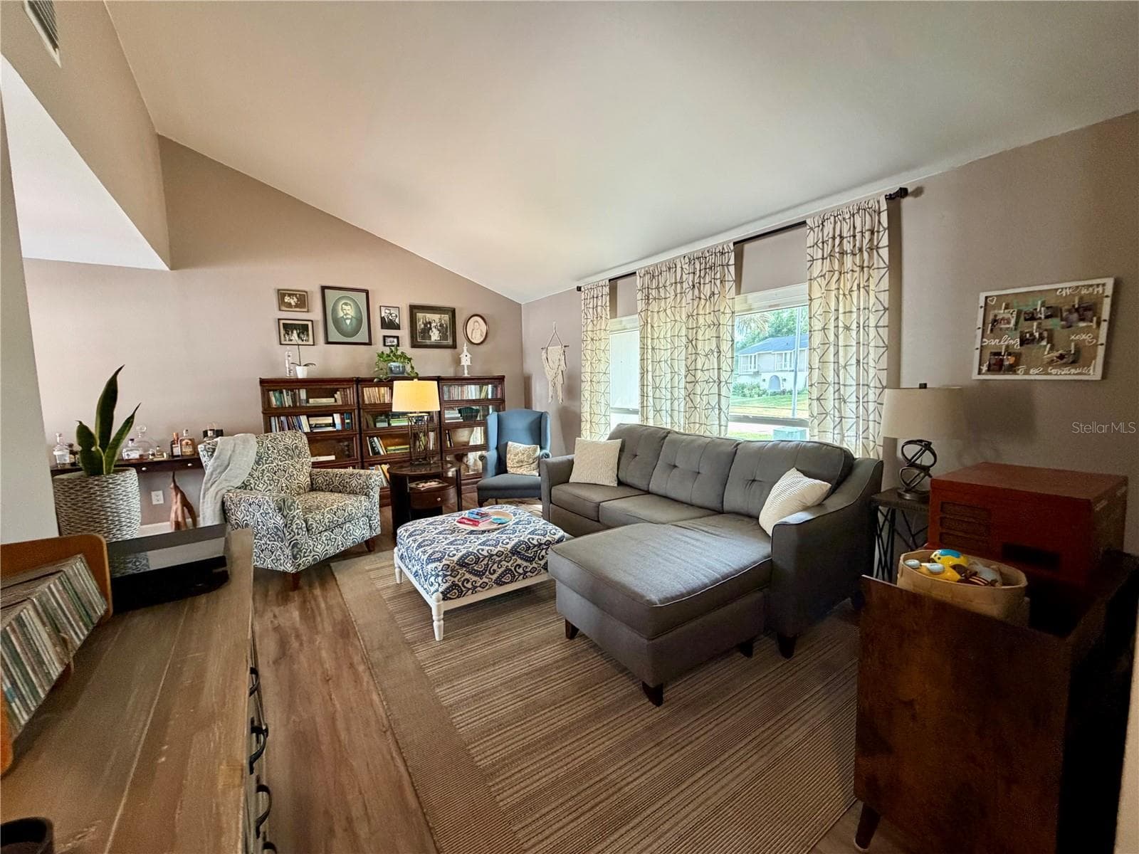 Formal living room with vaulted ceilings adjacent to the dining room - 15705 CASHMERE LN, TAMPA