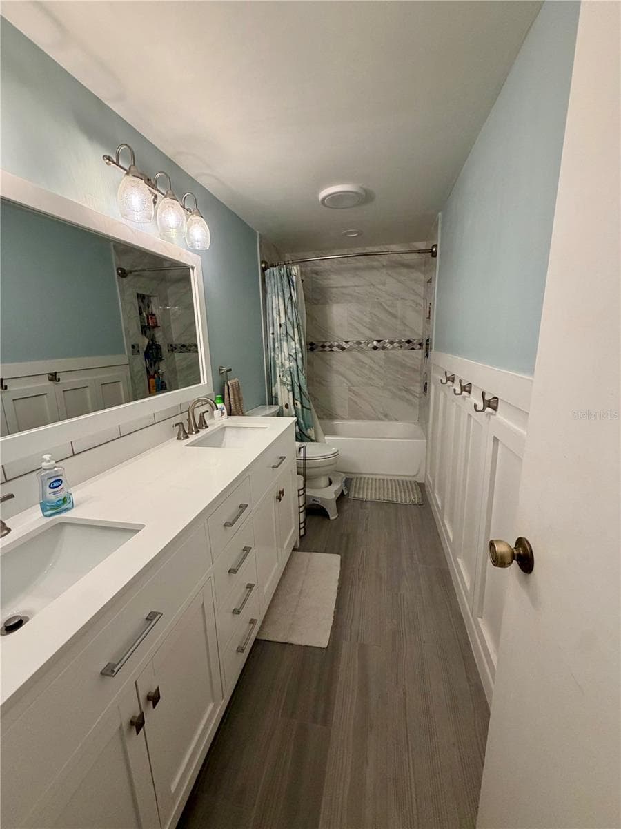 Upstairs bathroom with double sinks and lots of storage! Gorgeous tile in the bathtub and beautiful wood-look ceramic tile - 15705 CASHMERE LN, TAMPA