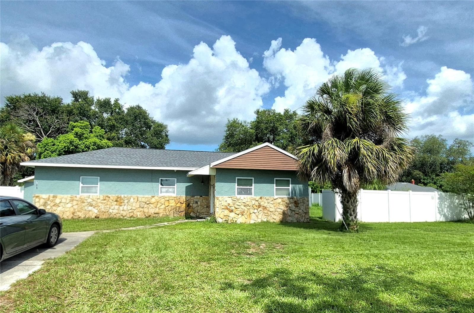 Single Family Residence at 709 E 119TH AVE, TAMPA, photo 2 of 23