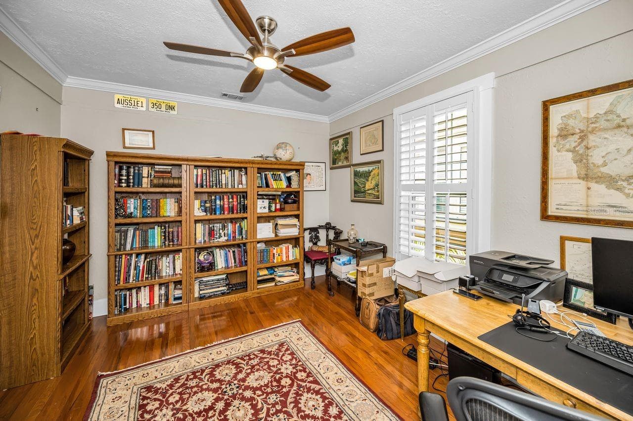 Bedroom #5 or can be your office. - 732 NE OAK ST, ST PETERSBURG