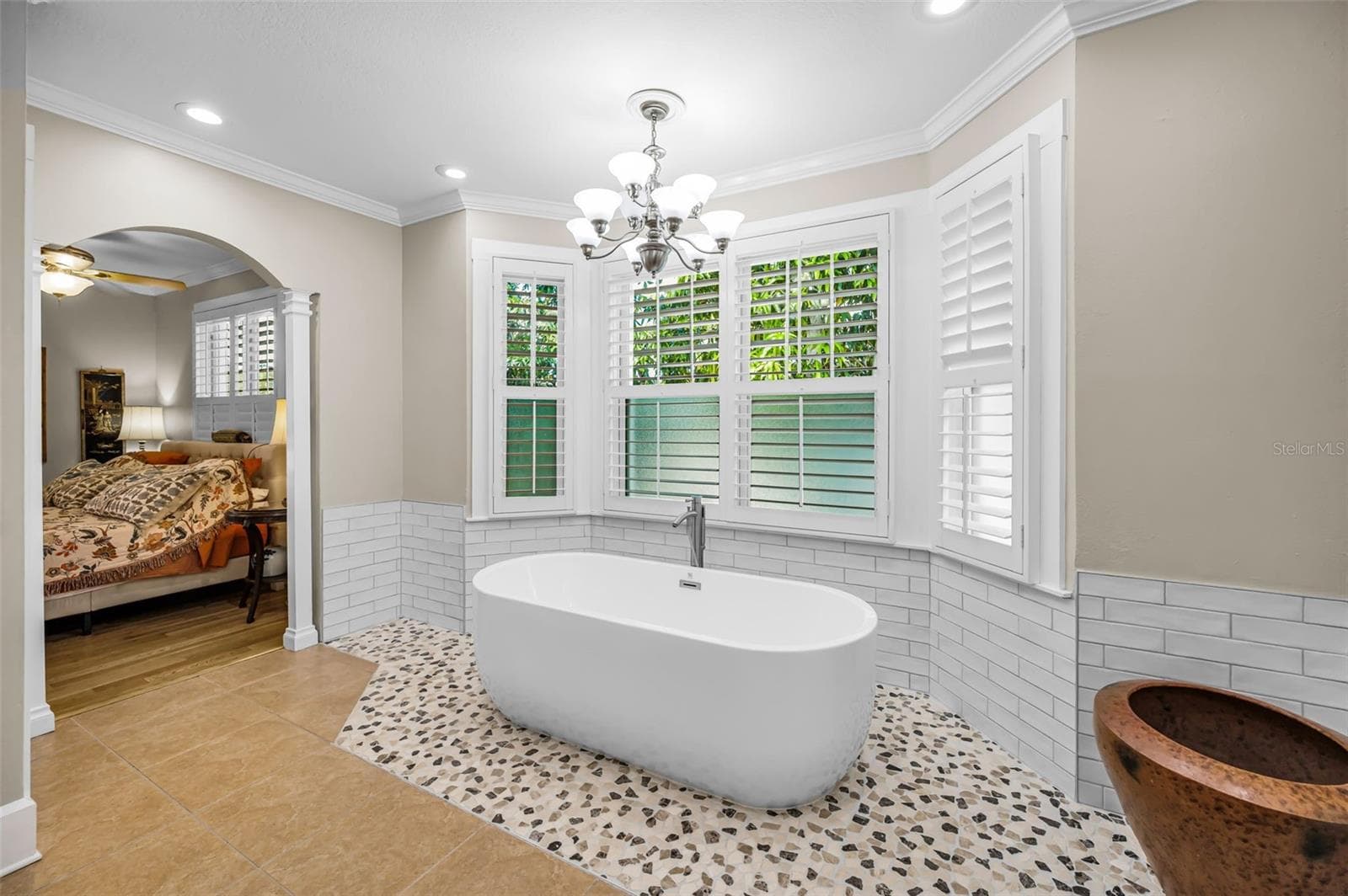 Stand-alone-tub, surrounded by bay windows. - 732 NE OAK ST, ST PETERSBURG