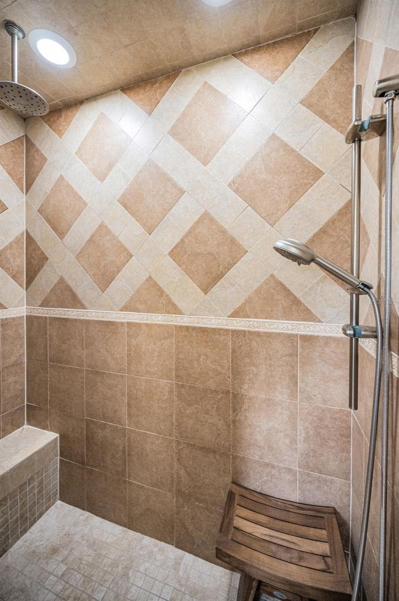 Shower and a full steam-room. Perfect for relaxing after a long day. - 732 NE OAK ST, ST PETERSBURG