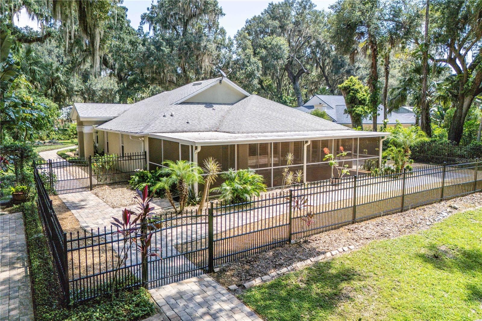 Single Family Residence at 16720 BEAUCLAIRE CT, TAVARES, photo 36 of 46