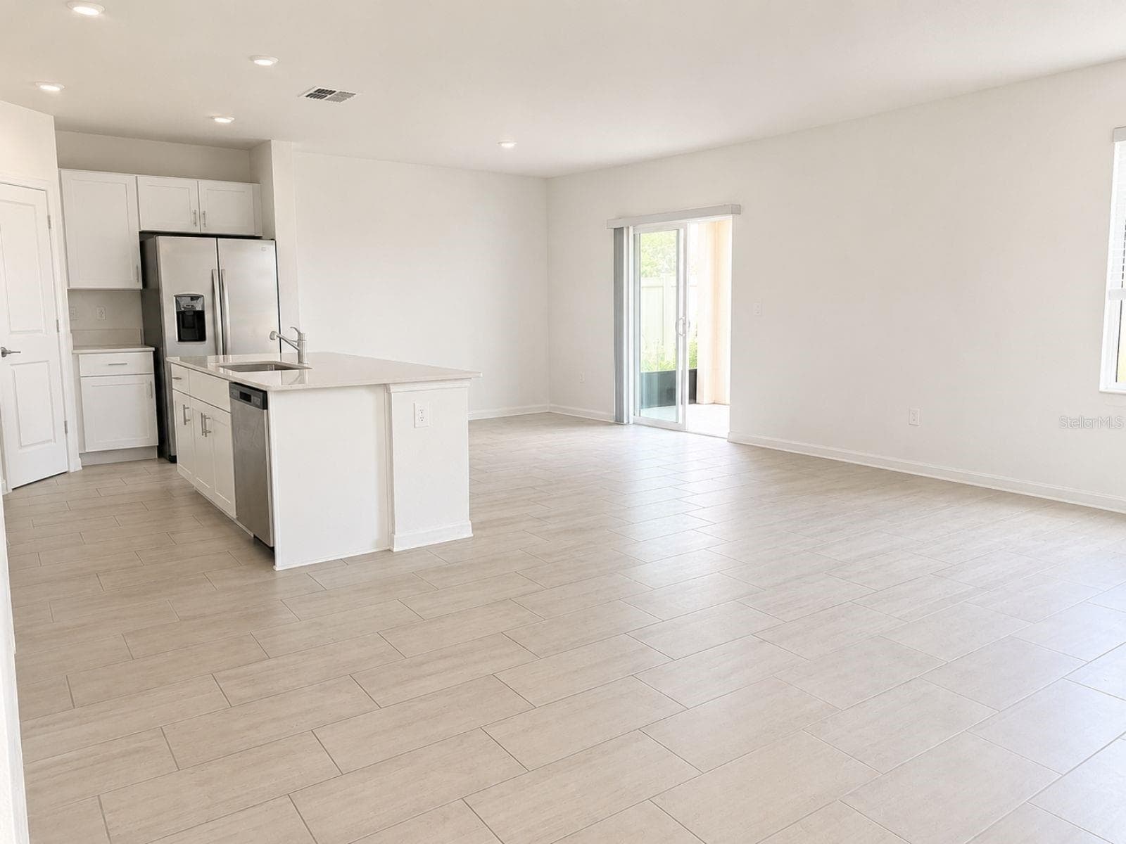 Single Family Residence at 4011 NORTHERN KEY DR, PLANT CITY, photo 3 of 8