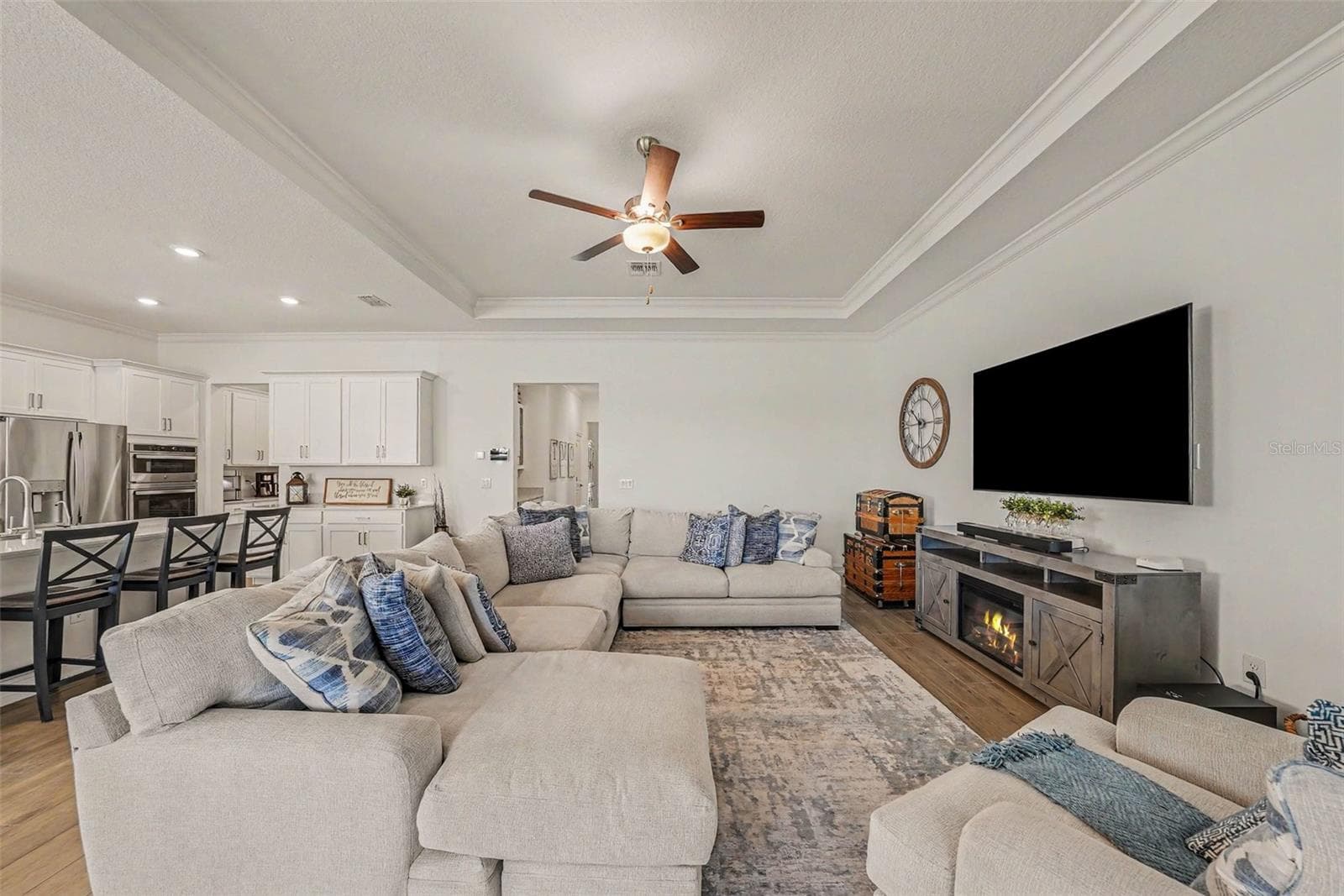 Movie nights are perfect in this oversized great room! - 12840 BERGSTROM BAY DR, RIVERVIEW