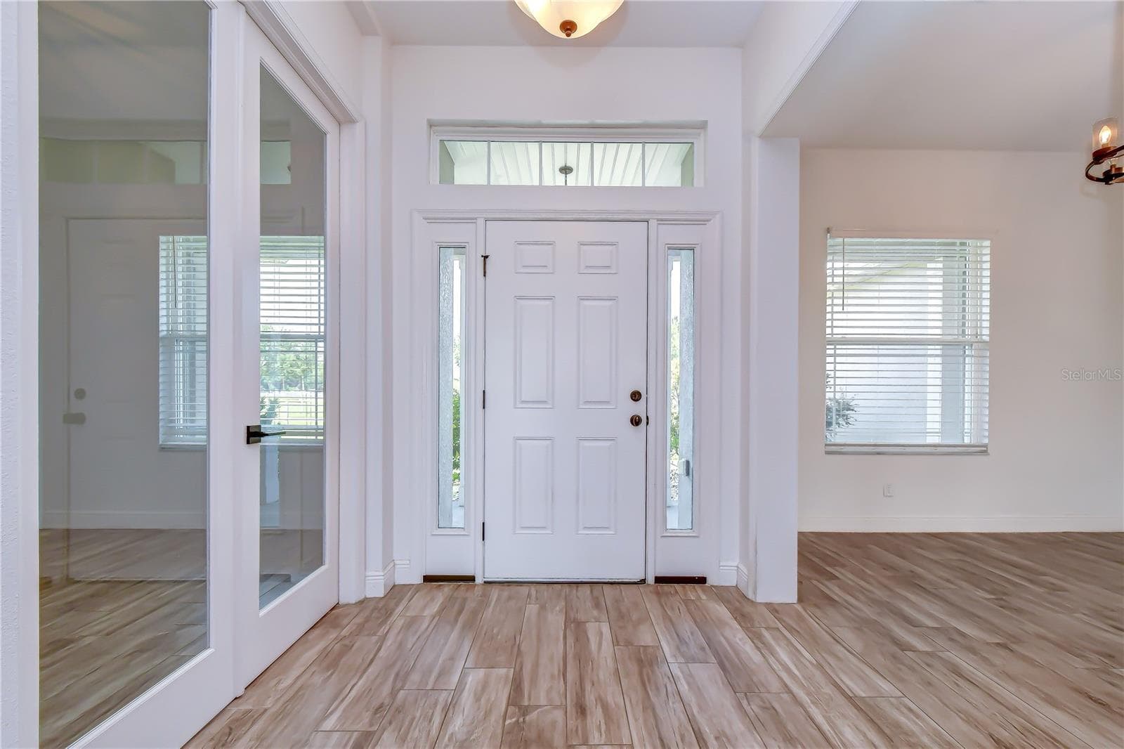 Bright and welcoming entry with soaring ceilings and neutral finishes. - 4008 MCINTOSH ESTATES LN, PLANT CITY