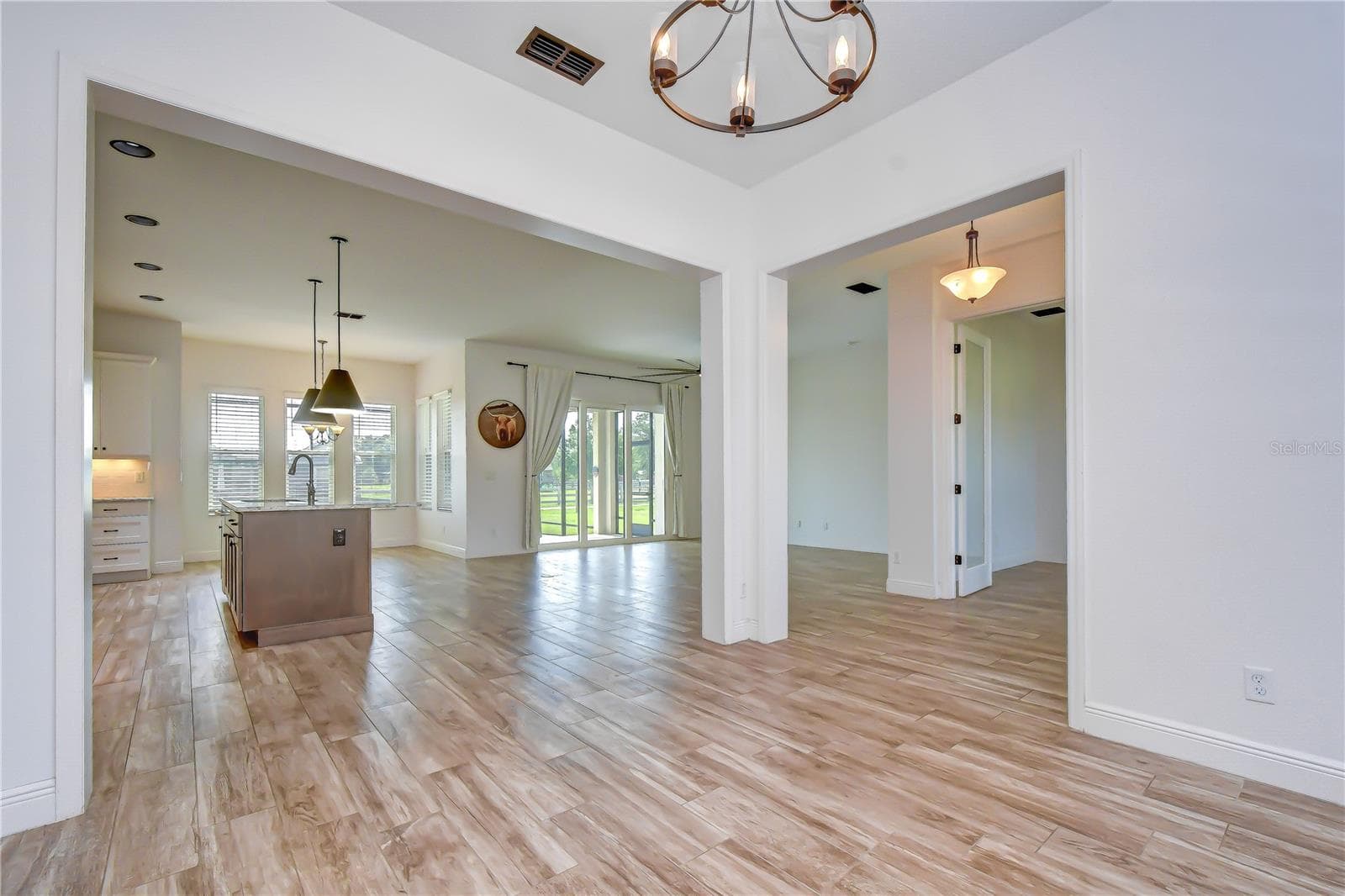 Bright setting perfect for everyday meals and special occasions. - 4008 MCINTOSH ESTATES LN, PLANT CITY