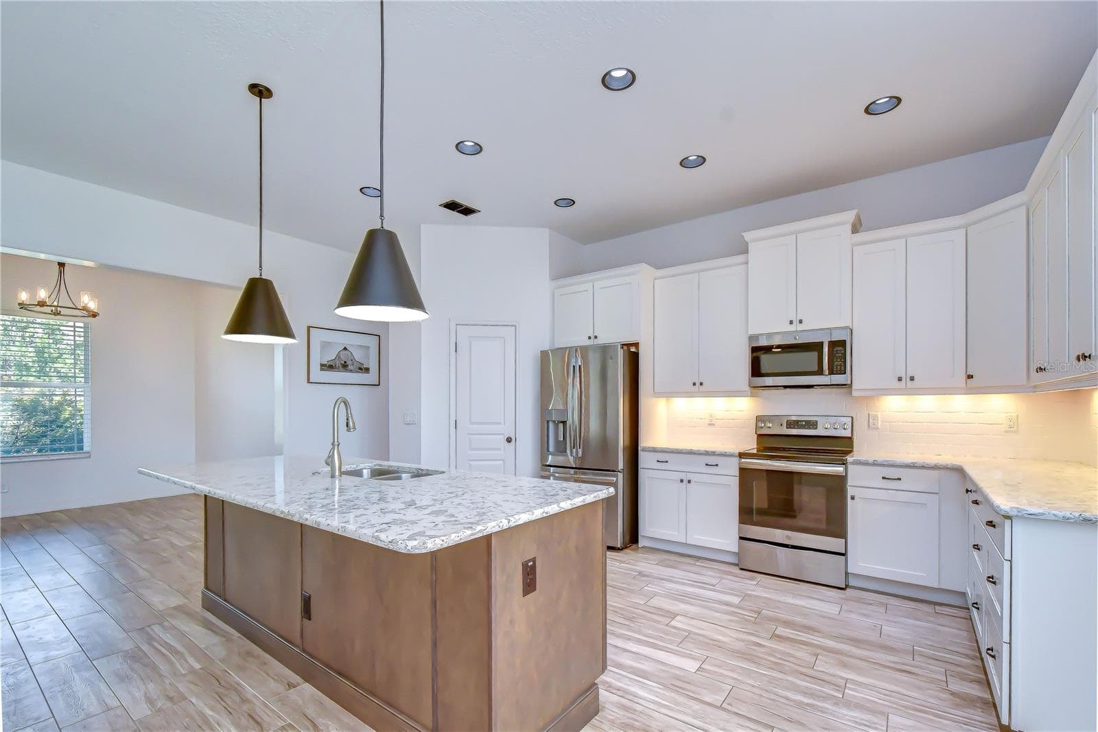 Elegant cabinetry with crown molding and timeless style. - 4008 MCINTOSH ESTATES LN, PLANT CITY
