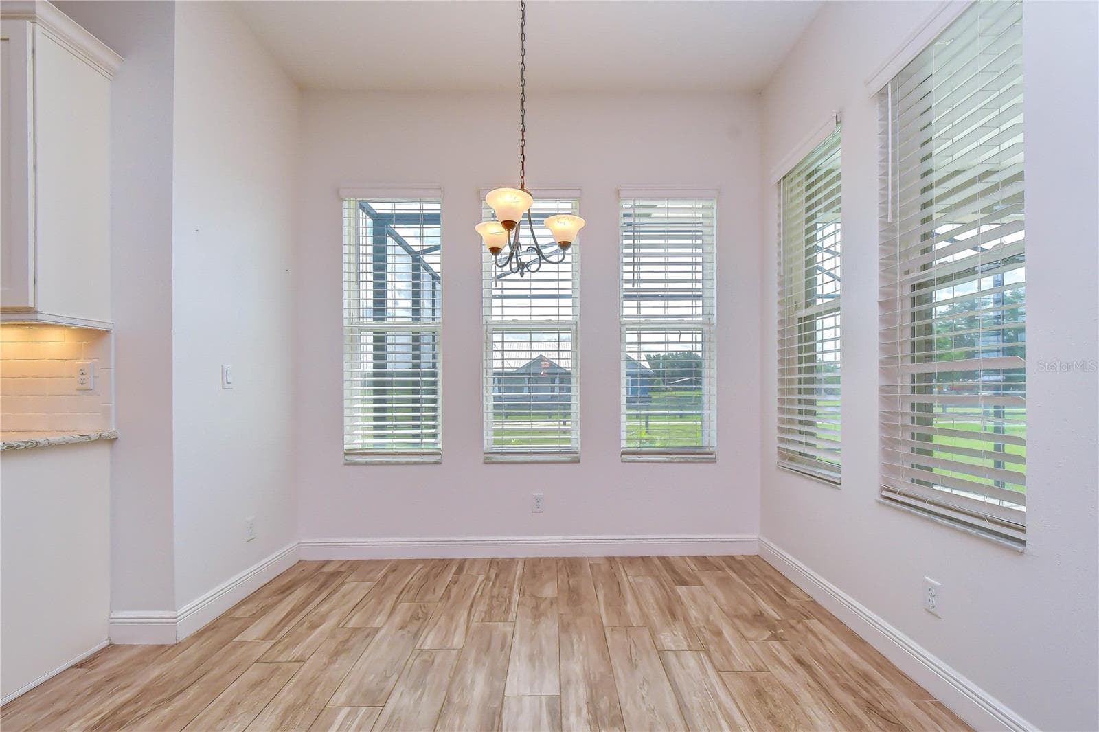 Breakfast nook - 4008 MCINTOSH ESTATES LN, PLANT CITY