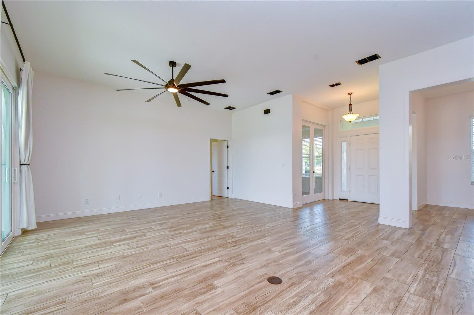 Spacious open-concept living area designed for entertaining and everyday comfort. - 4008 MCINTOSH ESTATES LN, PLANT CITY