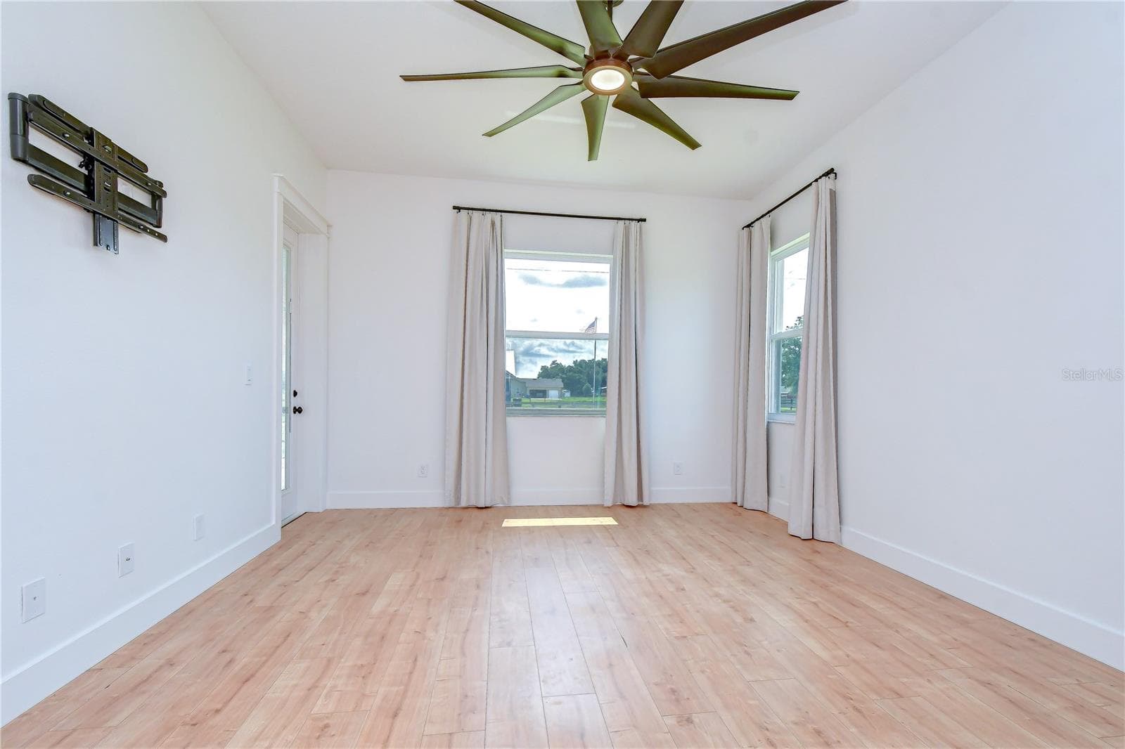 Spacious owner’s retreat filled with natural light from multiple windows. - 4008 MCINTOSH ESTATES LN, PLANT CITY