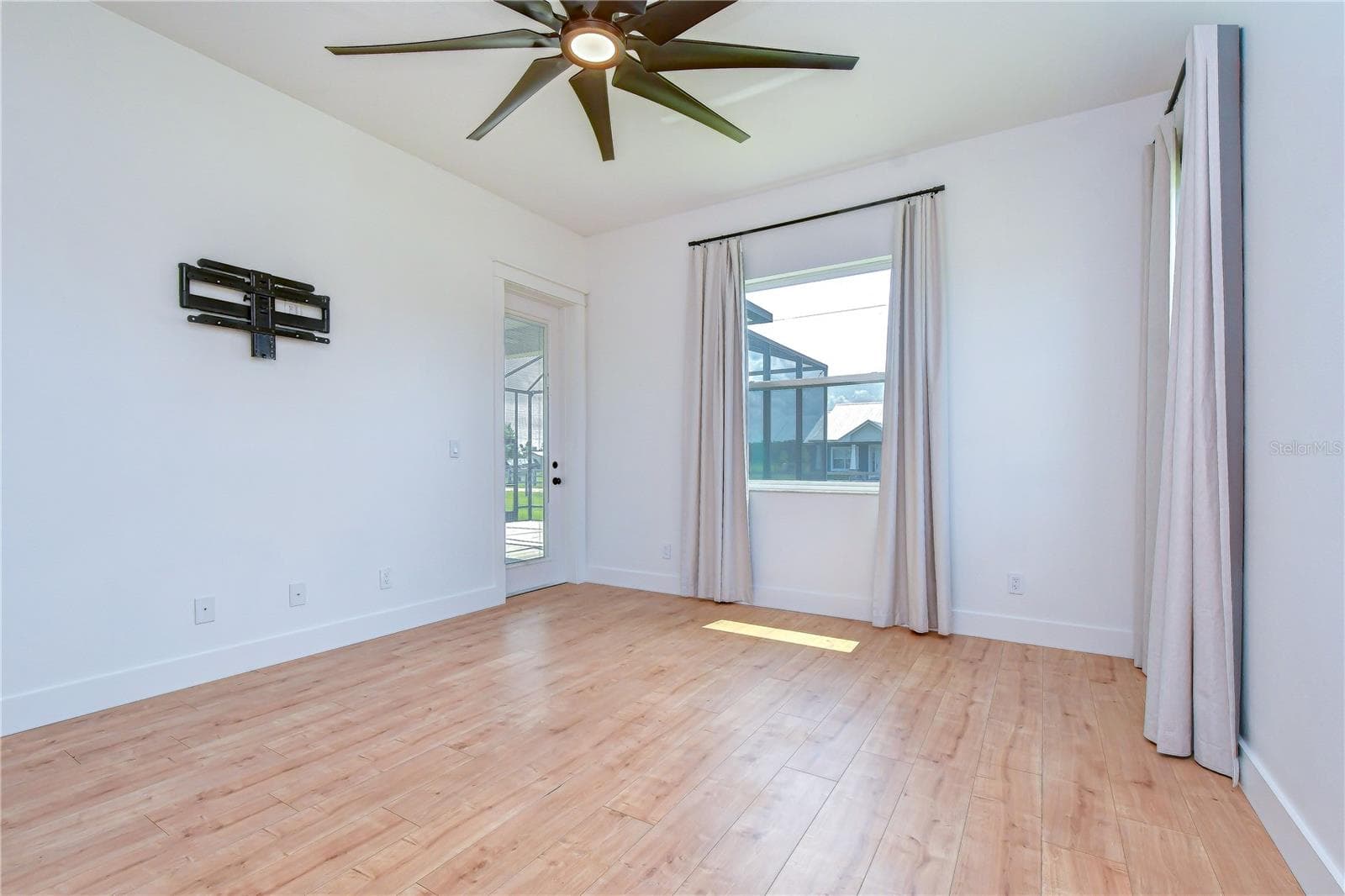 Peaceful sanctuary overlooking the acreage setting. - 4008 MCINTOSH ESTATES LN, PLANT CITY