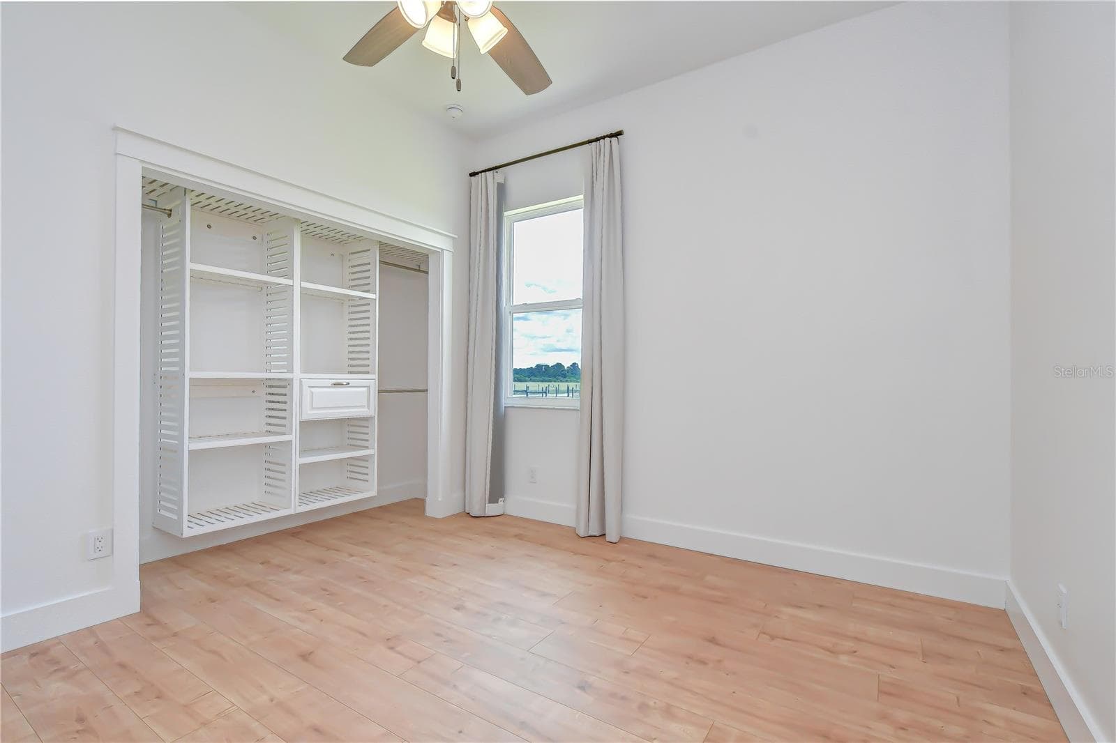 Spacious guest or family bedroom with custom closet system. - 4008 MCINTOSH ESTATES LN, PLANT CITY
