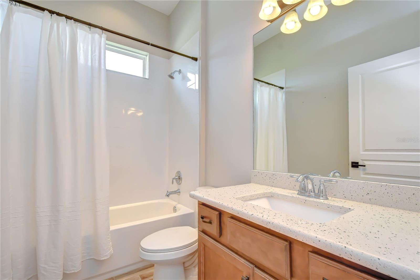 Well-appointed bathroom serving secondary bedrooms. - 4008 MCINTOSH ESTATES LN, PLANT CITY