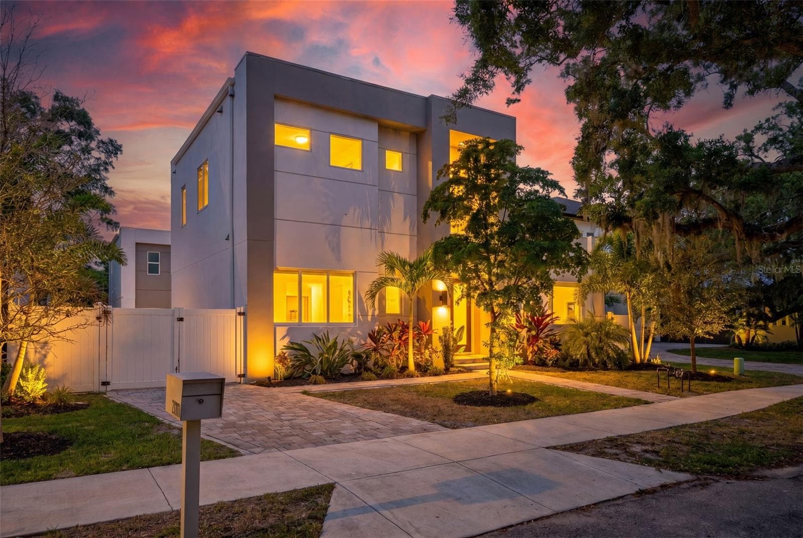 Single Family Residence at 2430 FLOYD ST, SARASOTA, photo 2 of 90