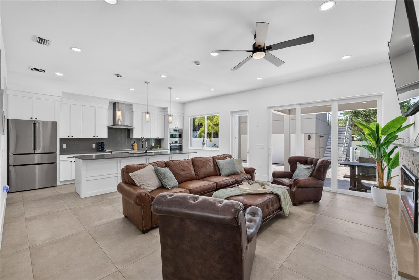 Single Family Residence at 2430 FLOYD ST, SARASOTA, photo 11 of 90