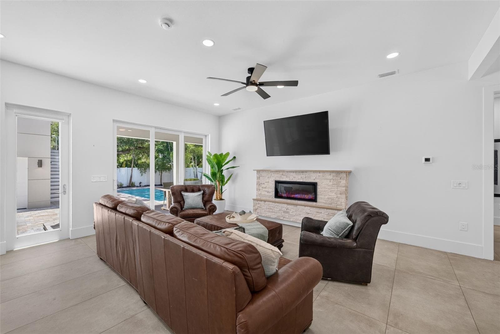 Single Family Residence at 2430 FLOYD ST, SARASOTA, photo 12 of 90