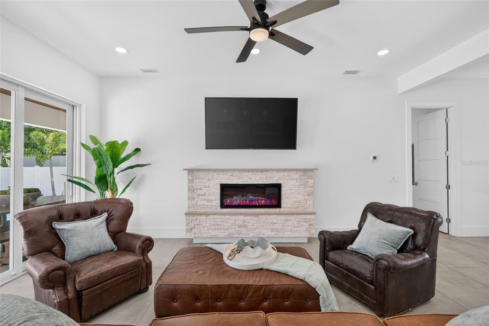 Single Family Residence at 2430 FLOYD ST, SARASOTA, photo 13 of 90