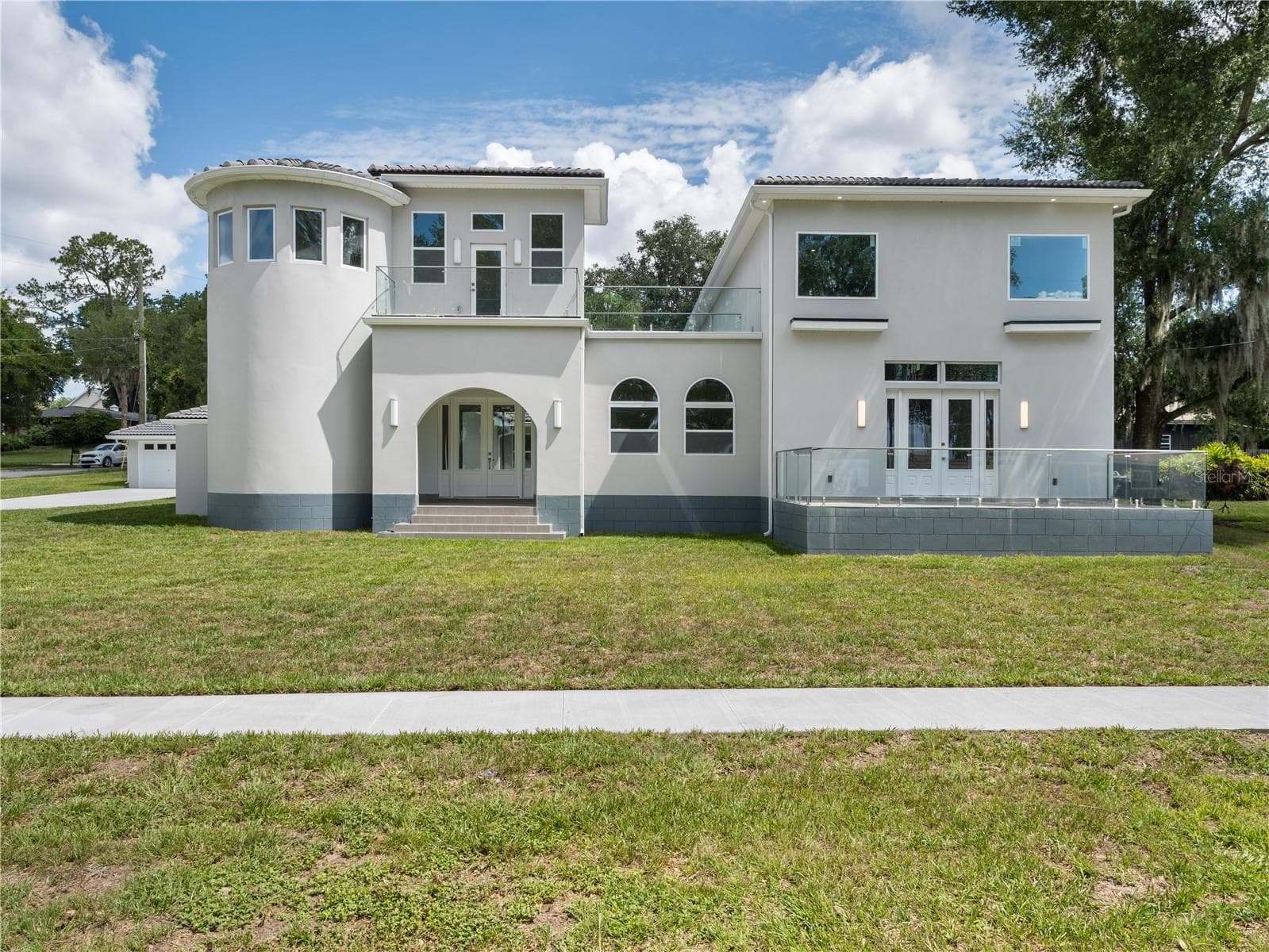 1190 W LAKESHORE DR