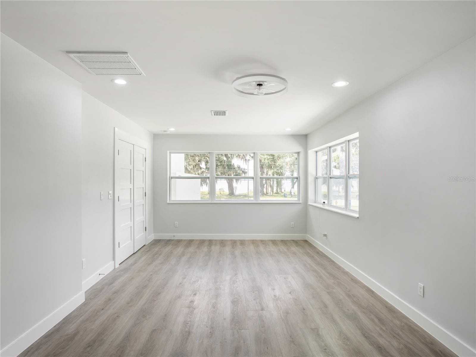 Bedroom 2 w/en-suite bathroom - 1190 W LAKESHORE DR, CLERMONT