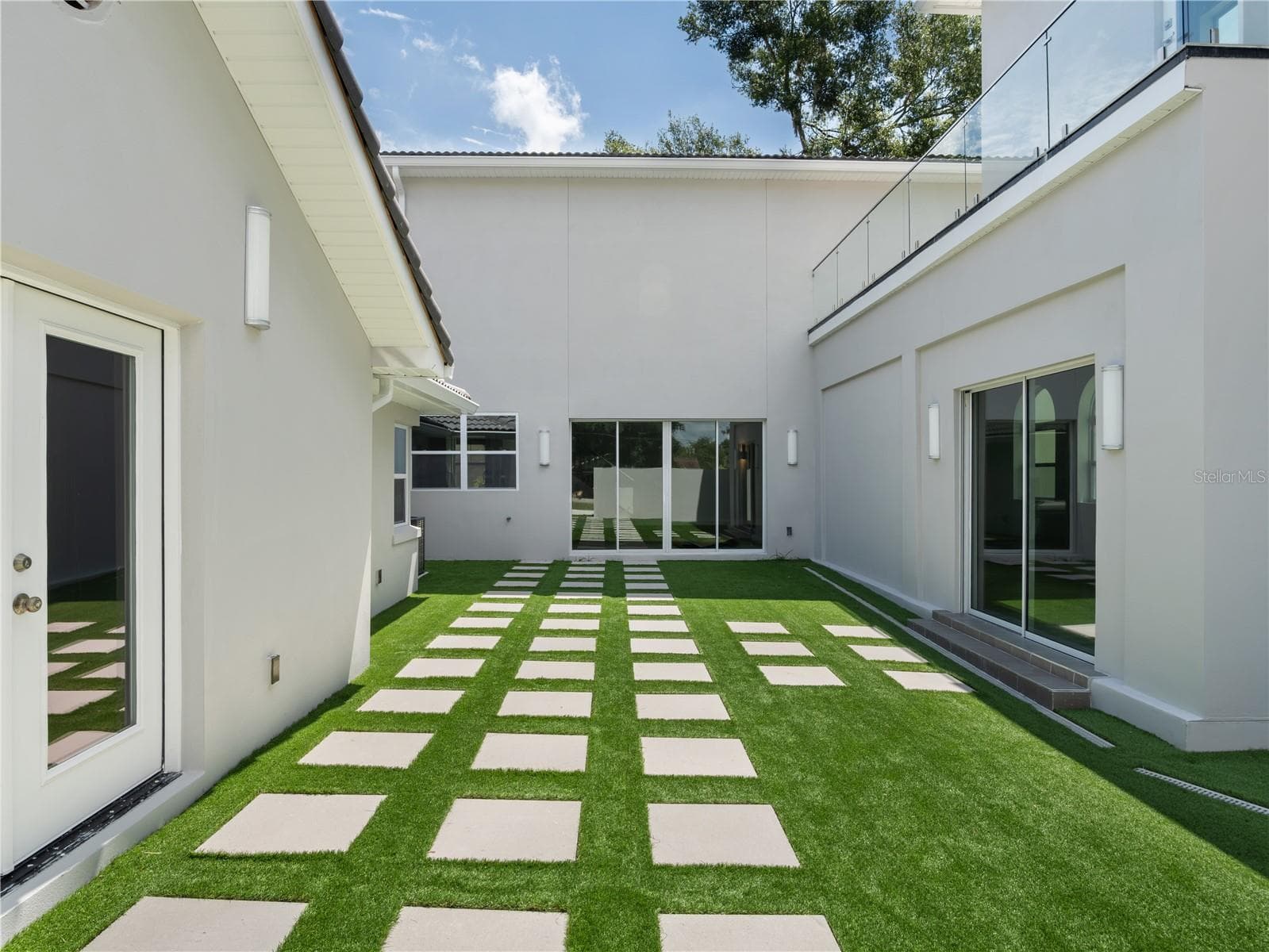 Courtyard - 1190 W LAKESHORE DR, CLERMONT