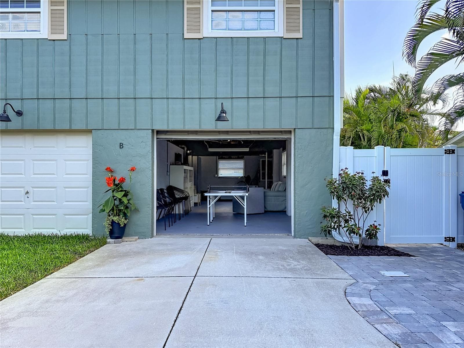 Tandem 2 car and the 3rd space with 2 separate garage doors - 202 PEACOCK LN #B, HOLMES BEACH
