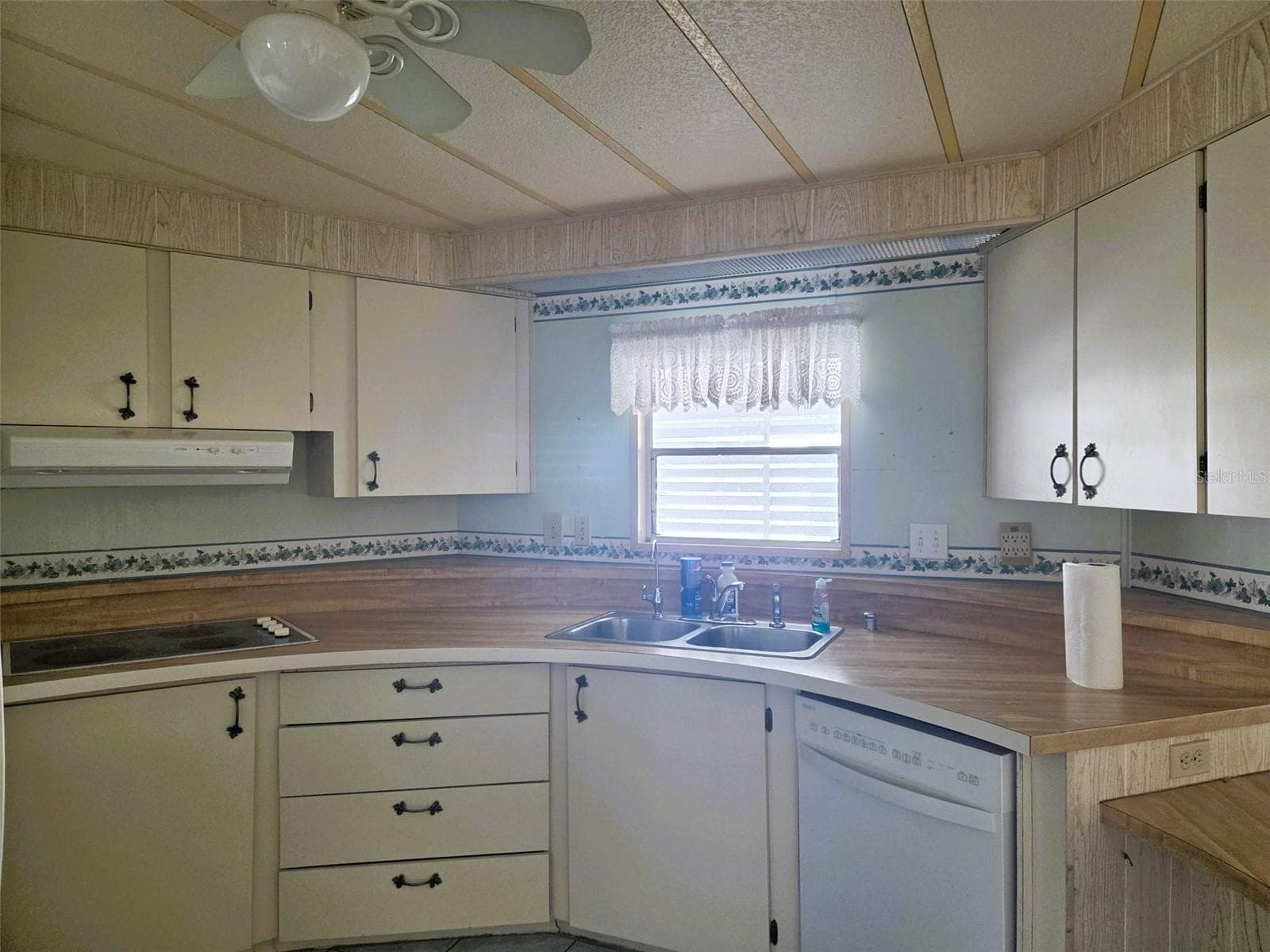 Large Kitchen with lots of storage - 3329 OAKWOOD BLVD S, SARASOTA