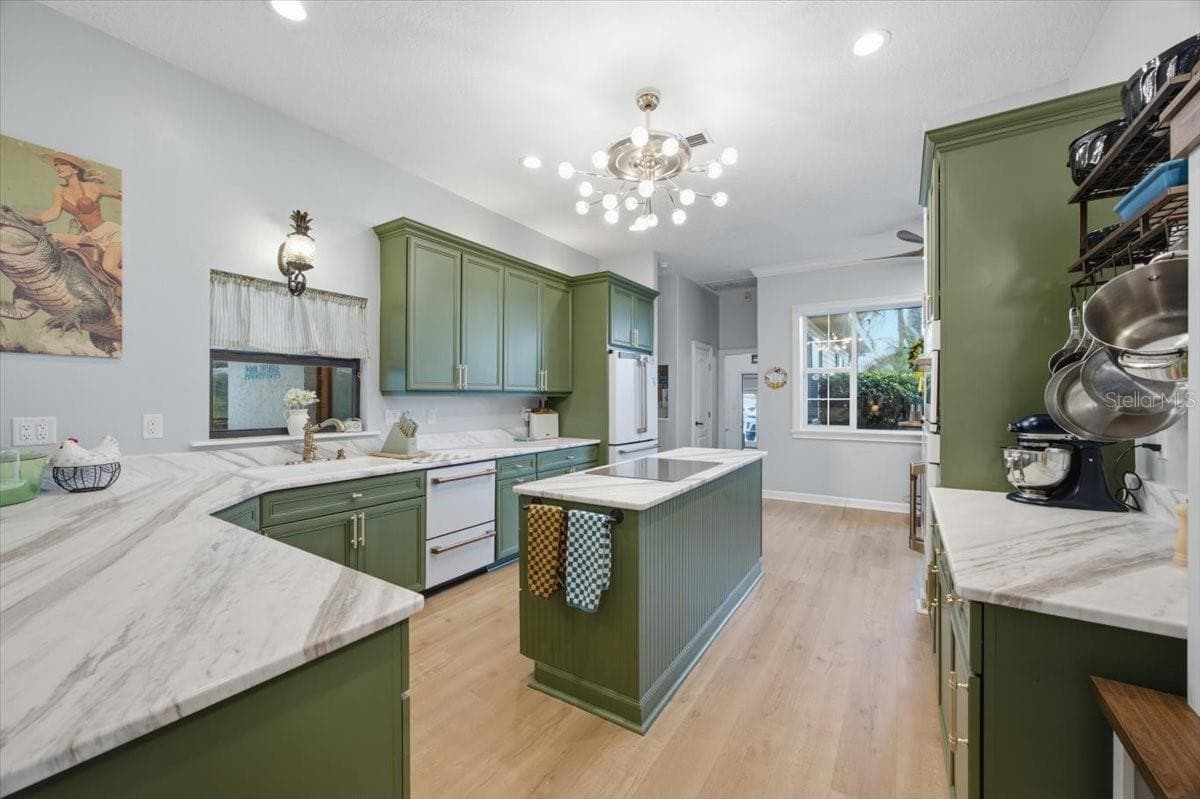Lots of Cabinets & Counter space - 915 N CROOKED LAKE DR, BABSON PARK