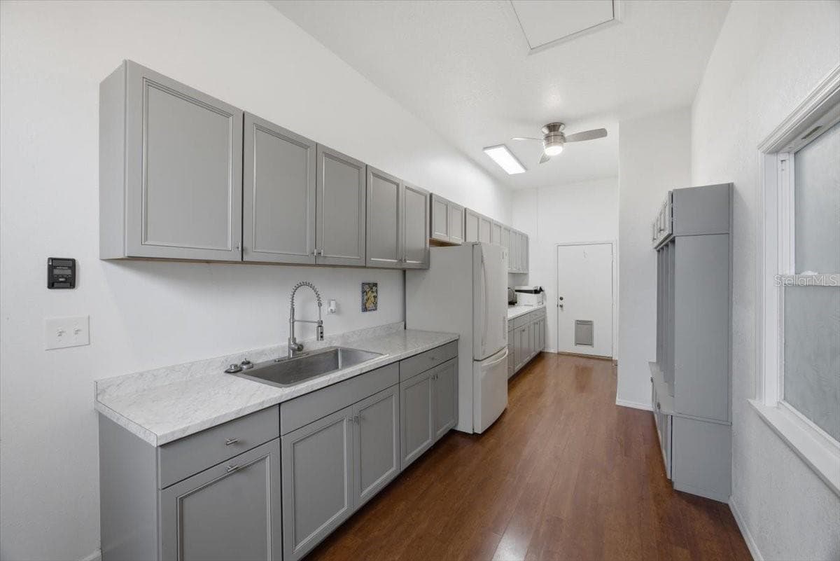 Huge Butler's Pantry with Sink & Refrigerator or 2nd Kitchen(perfect for an In-Law Suite) - Tons of Cabinets and Counter space & Mud Room area - 915 N CROOKED LAKE DR, BABSON PARK