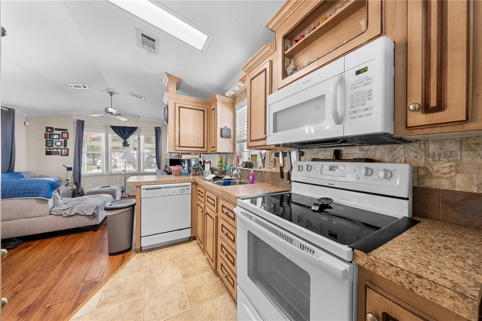 Kitchen - Microwave, Dishwasher, Fridge, Stove included - 34 FAIRVIEW DR N, HAINES CITY