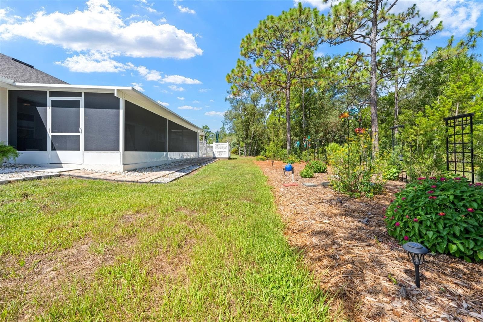 Side Yard 2 - 8 DAHLIA CIR S, HOMOSASSA