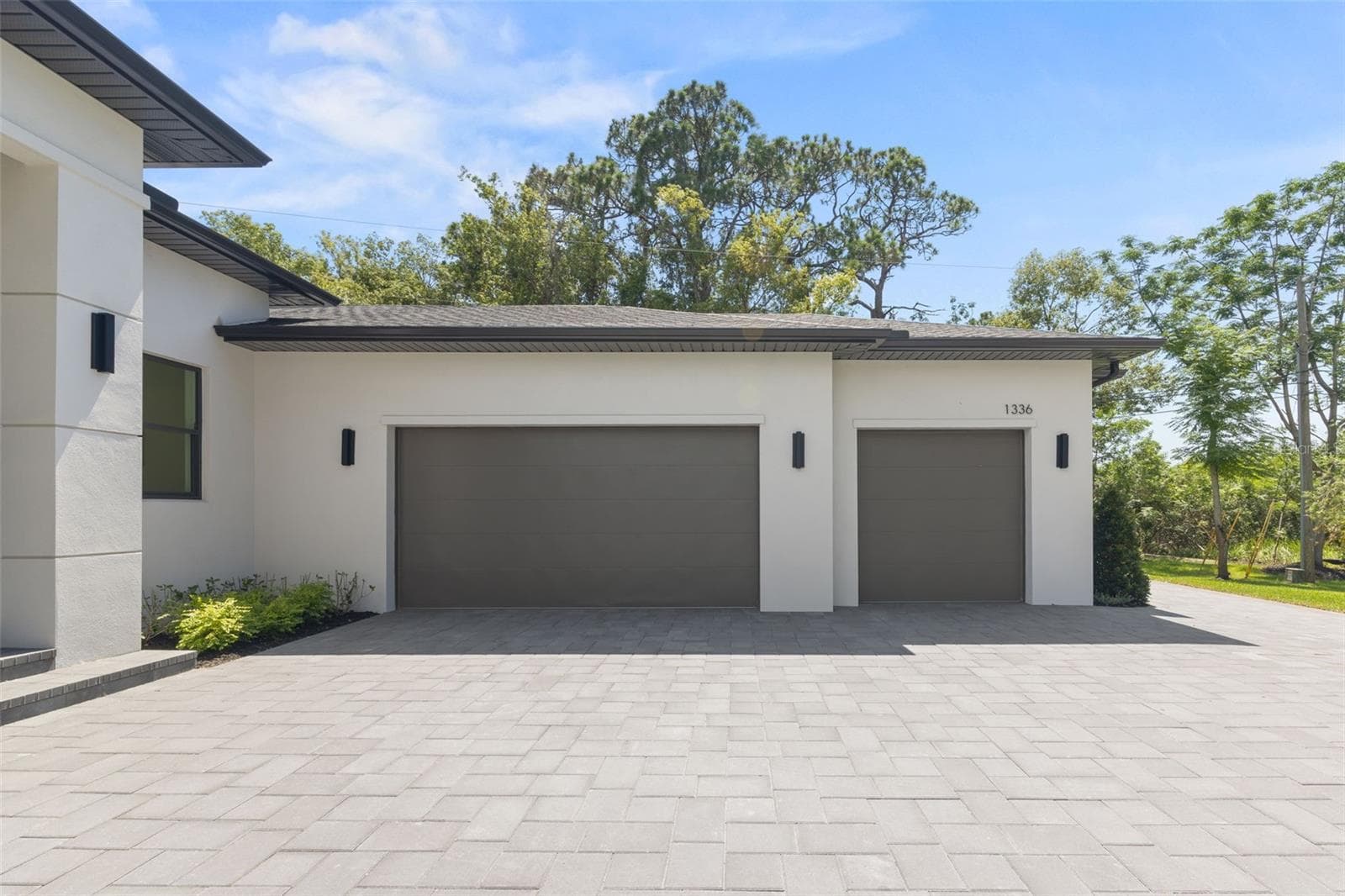 Modern paver driveway with turnaround area and additional parking space. - 1336 HAYS RD, TARPON SPRINGS