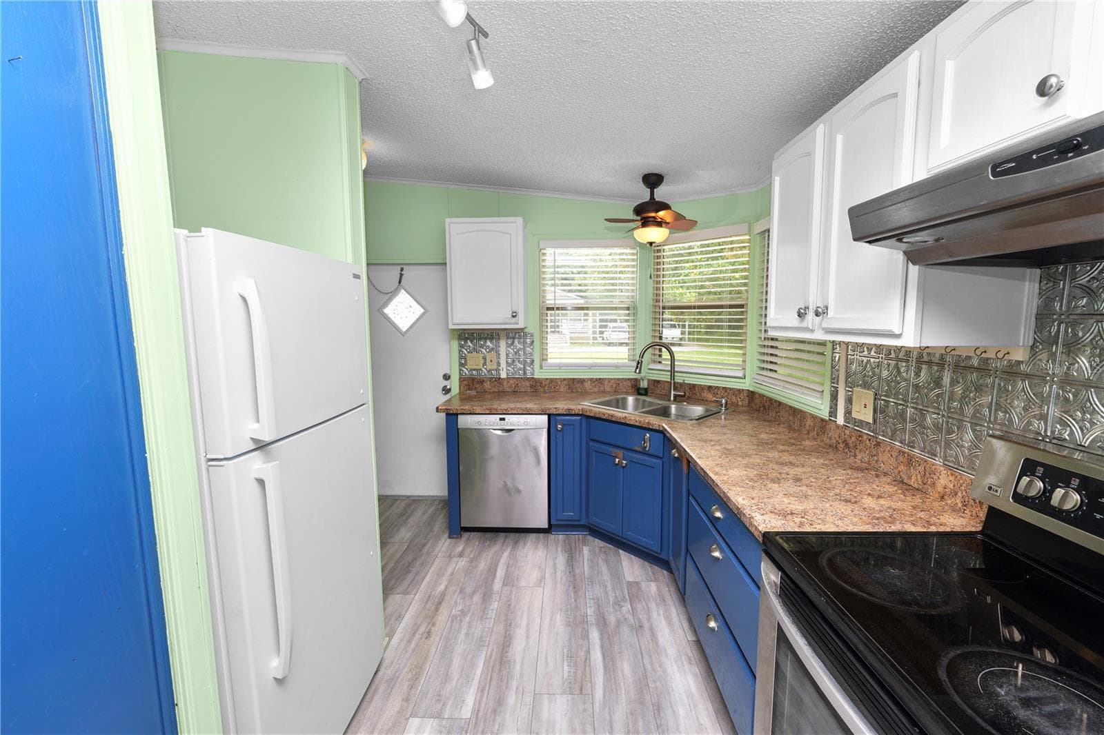 Manufactured Home at 3159 HONEOYE TRL #42, LAKELAND, photo 12 of 39
